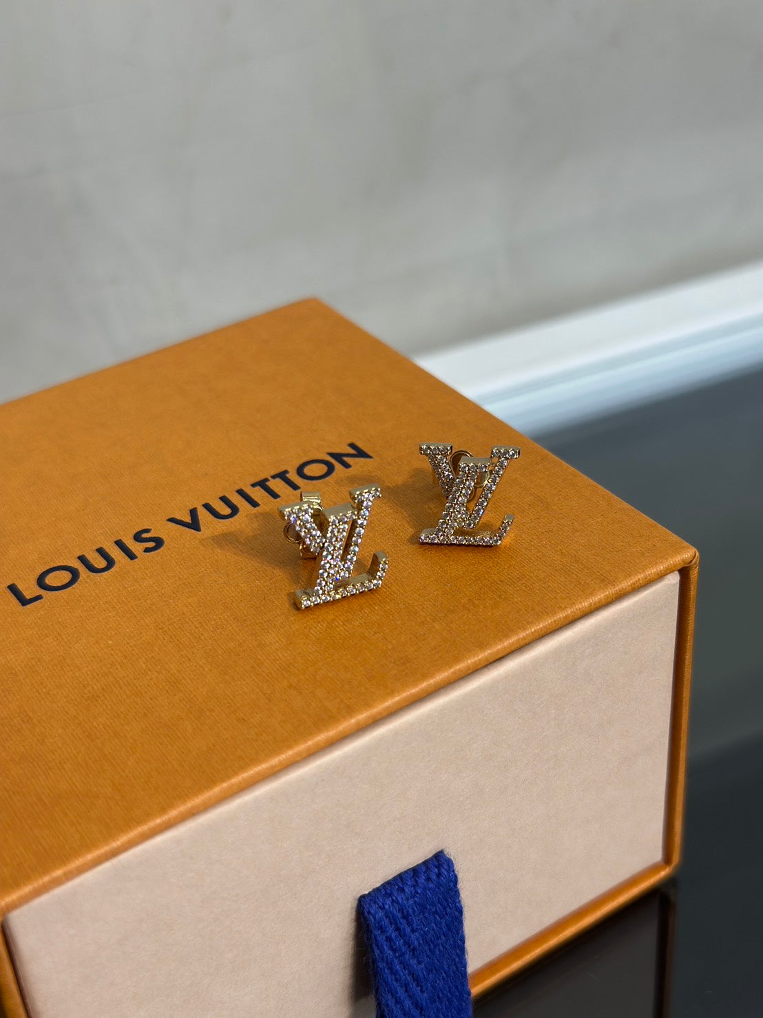 LOUIS VUITTON LV Iconic滿鑽耳環