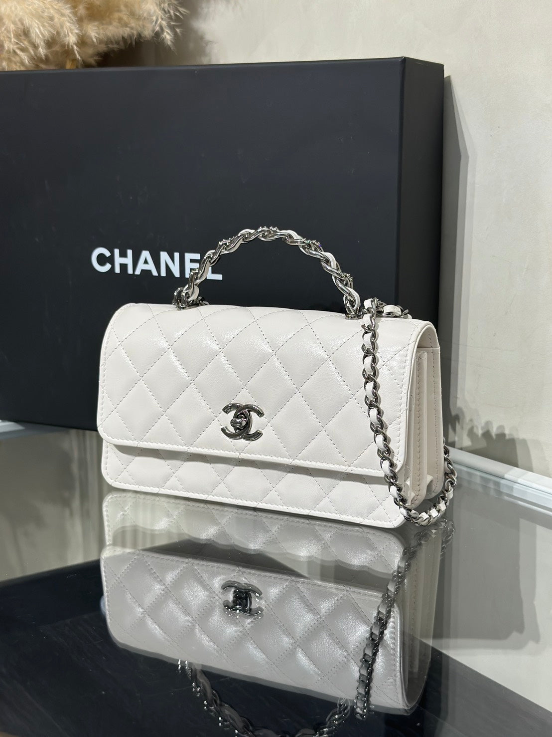 CHANEL 23K水鑽皮穿鍊手柄風琴包 - 白槍色