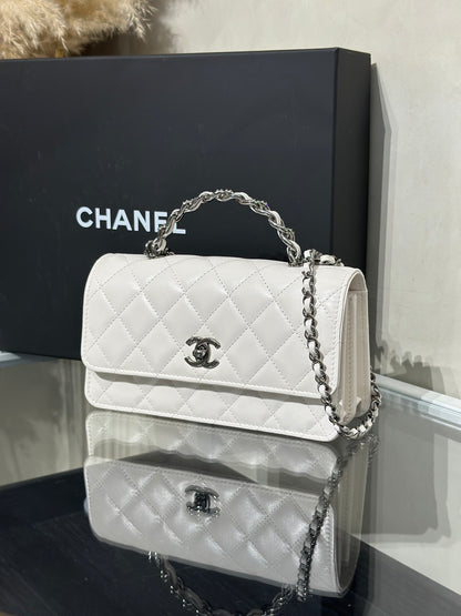 CHANEL 23K水鑽皮穿鍊手柄風琴包 - 白槍色