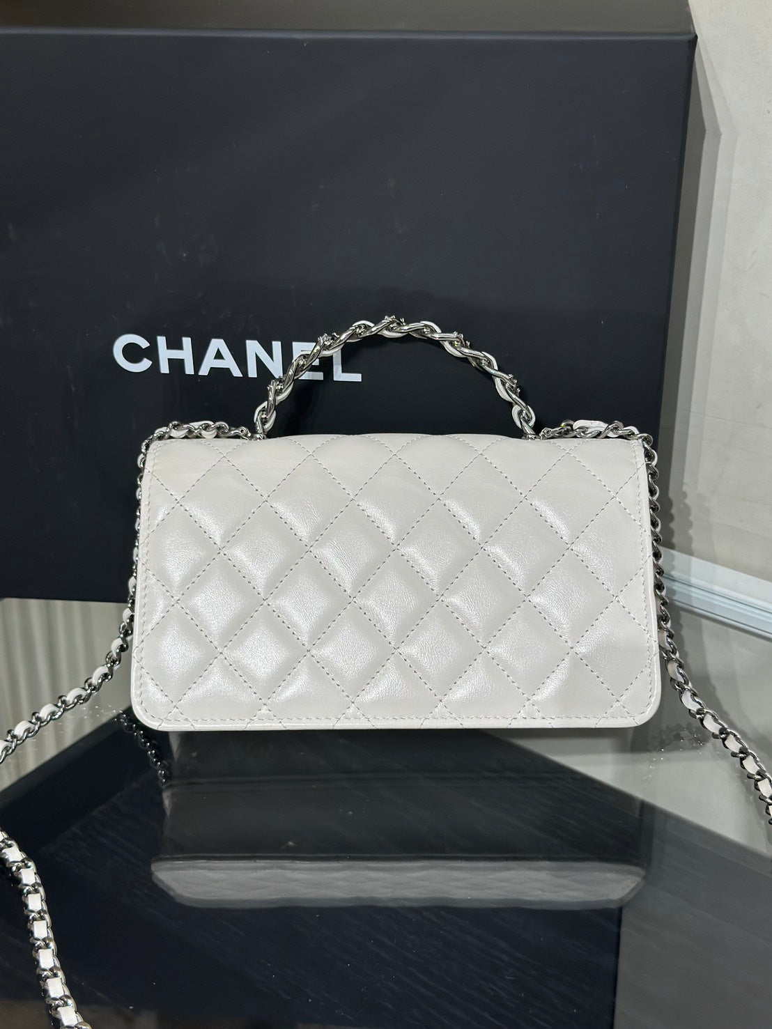 CHANEL 23K水鑽皮穿鍊手柄風琴包 - 白槍色