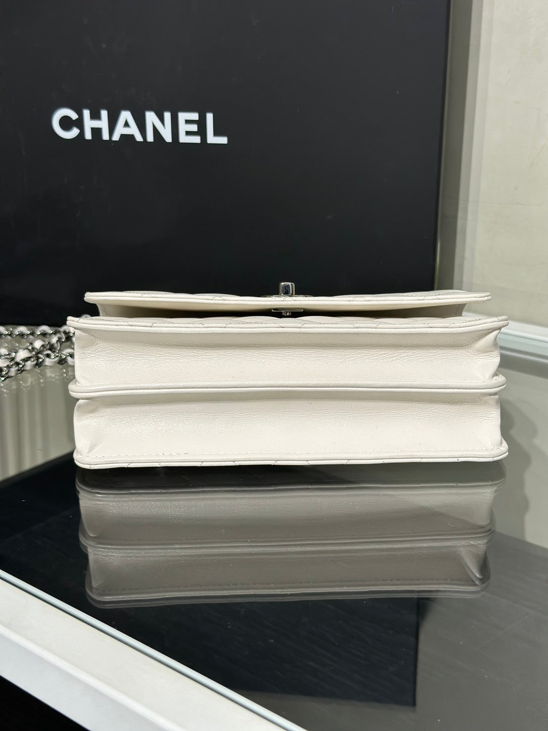 CHANEL 23K水鑽皮穿鍊手柄風琴包 - 白槍色