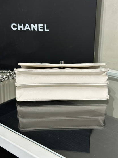 CHANEL 23K水鑽皮穿鍊手柄風琴包 - 白槍色