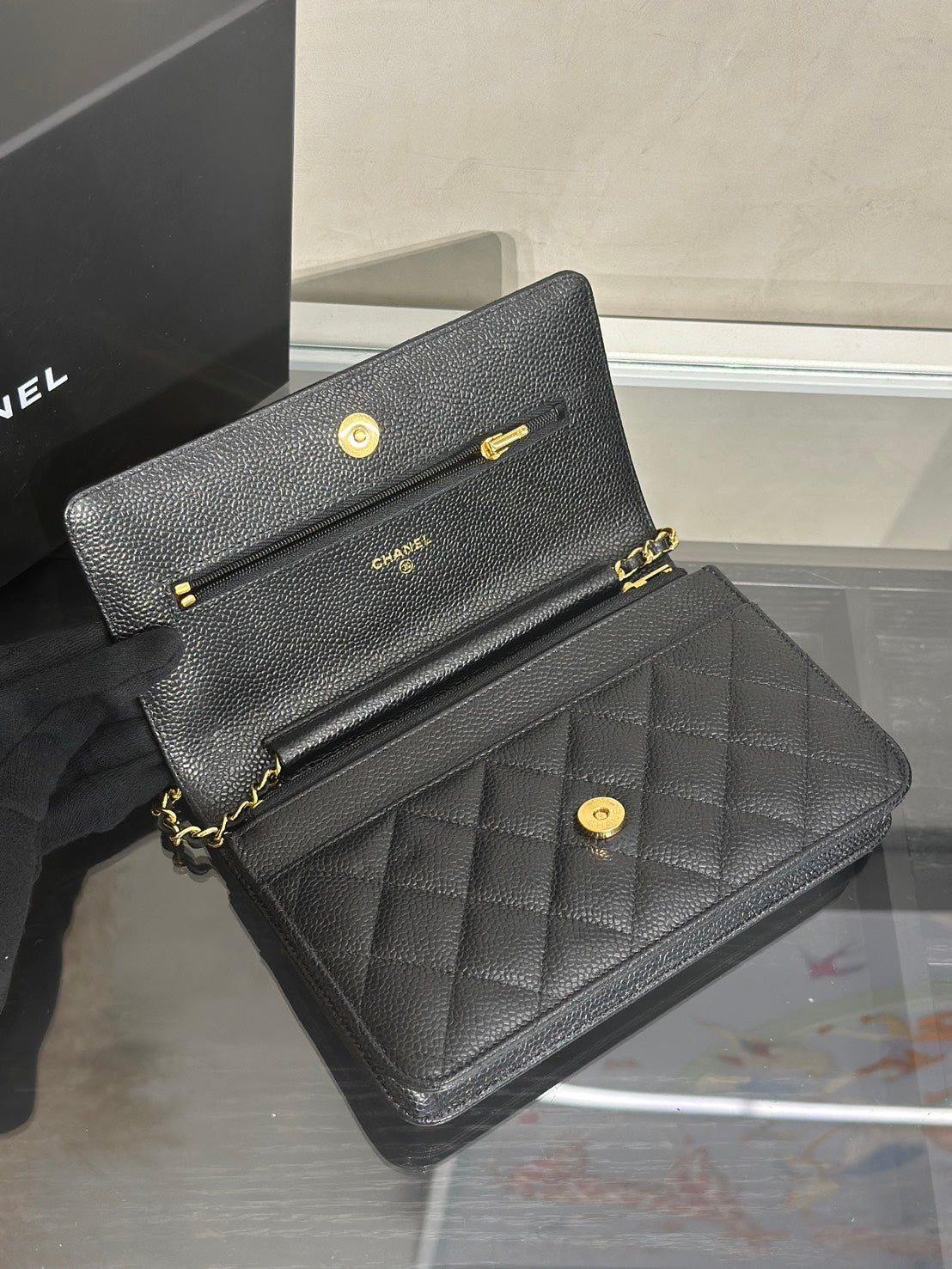 CHANEL 經典粒面牛皮WOC - 黑金31開