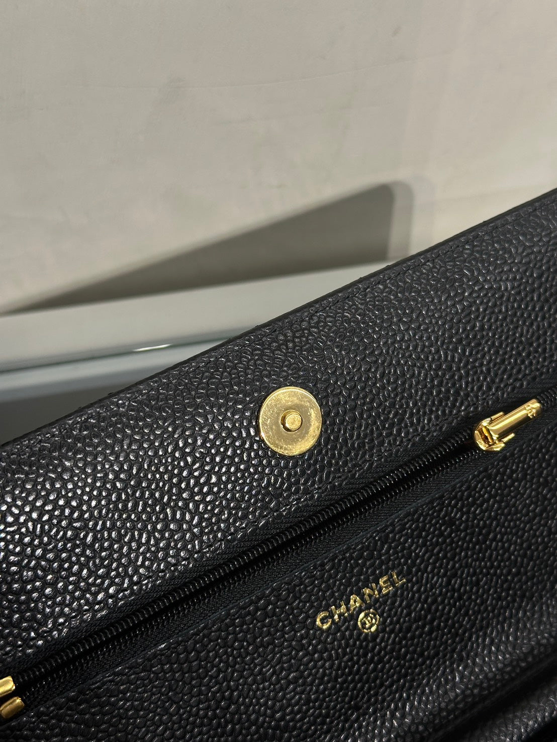 CHANEL 經典粒面牛皮WOC - 黑金31開