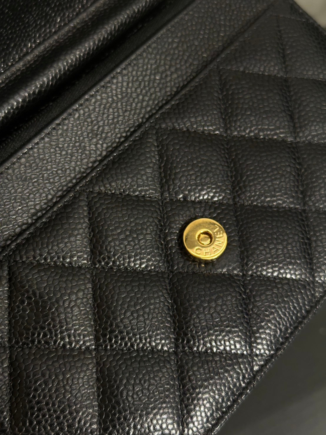CHANEL 經典粒面牛皮WOC - 黑金31開