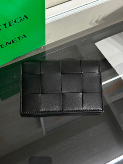 BOTTEGA VENETA Cassette經典編織護照夾 - 黑