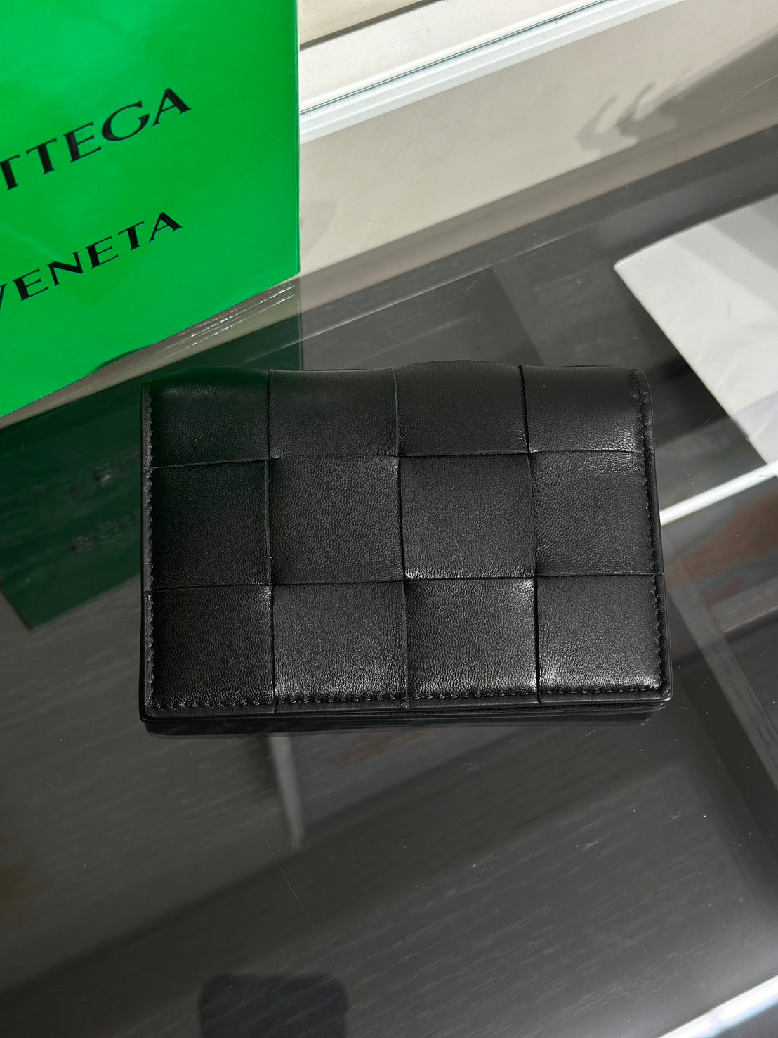 BOTTEGA VENETA Cassette經典編織護照夾 - 黑