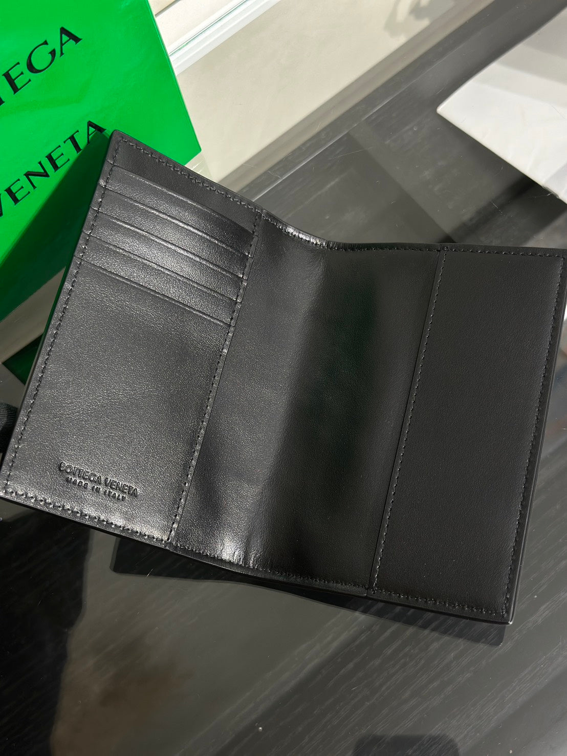 BOTTEGA VENETA Cassette經典編織護照夾 - 黑