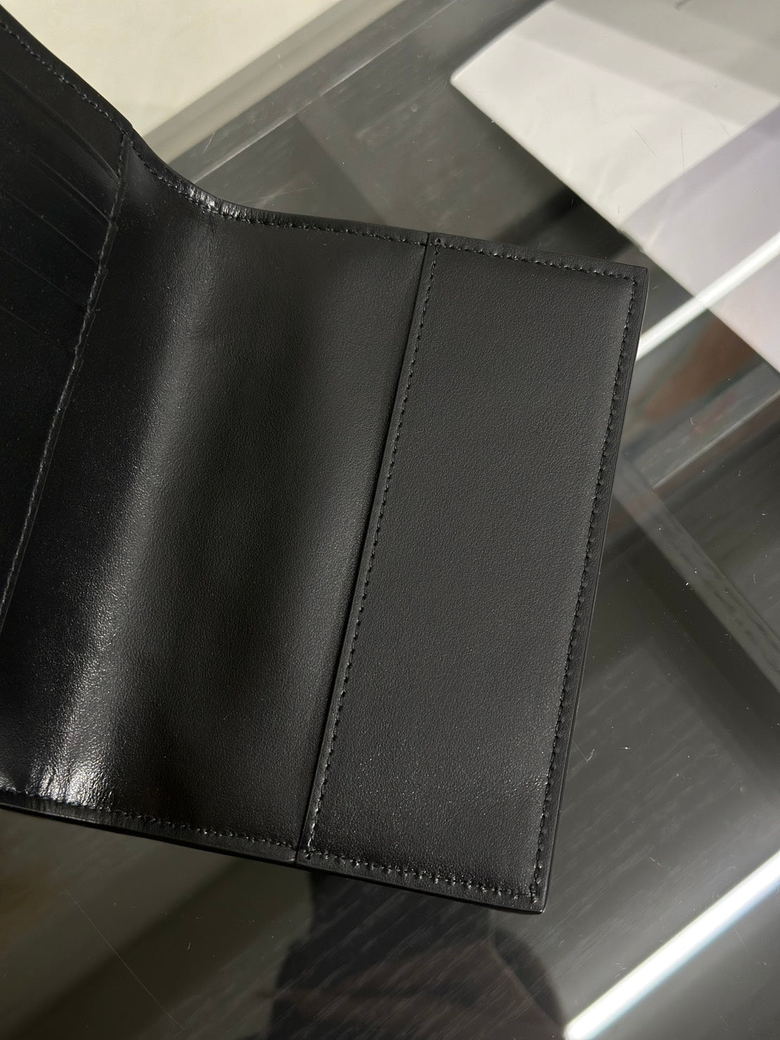 BOTTEGA VENETA Cassette經典編織護照夾 - 黑