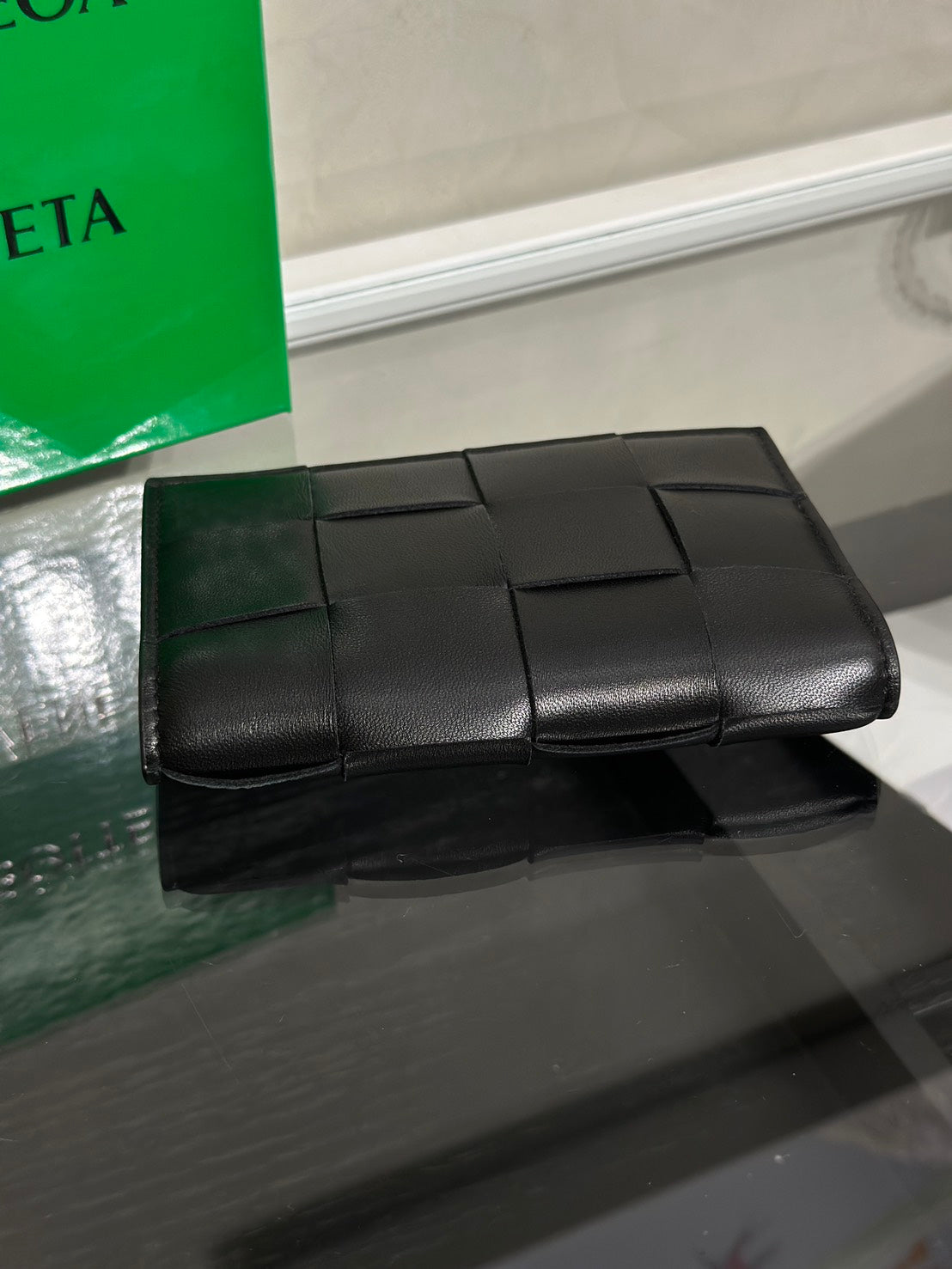 BOTTEGA VENETA Cassette經典編織護照夾 - 黑