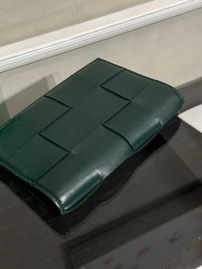 BOTTEGA VENETA Cassette經典編織護照夾 - 墨綠