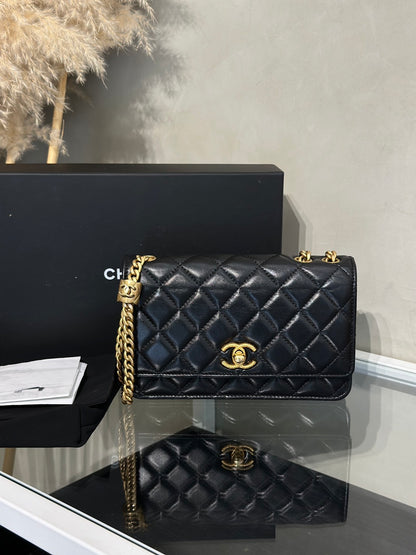 CHANEL 風衣釦小羊皮WOC - 黑金