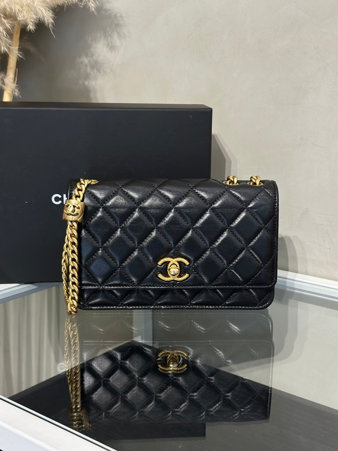 CHANEL 風衣釦小羊皮WOC - 黑金