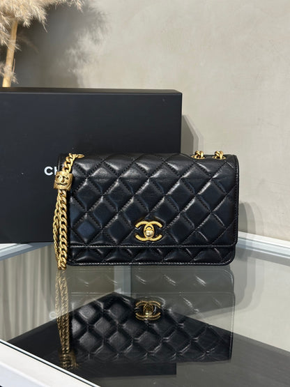 CHANEL 風衣釦小羊皮WOC - 黑金