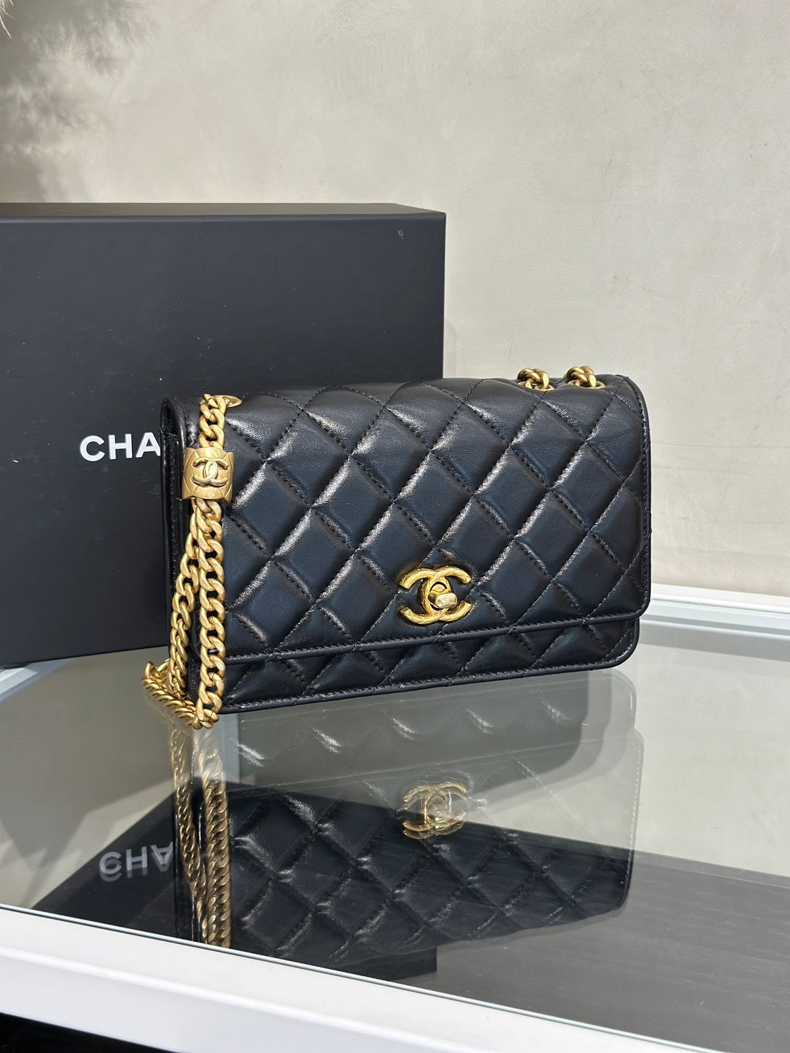 CHANEL 風衣釦小羊皮WOC - 黑金