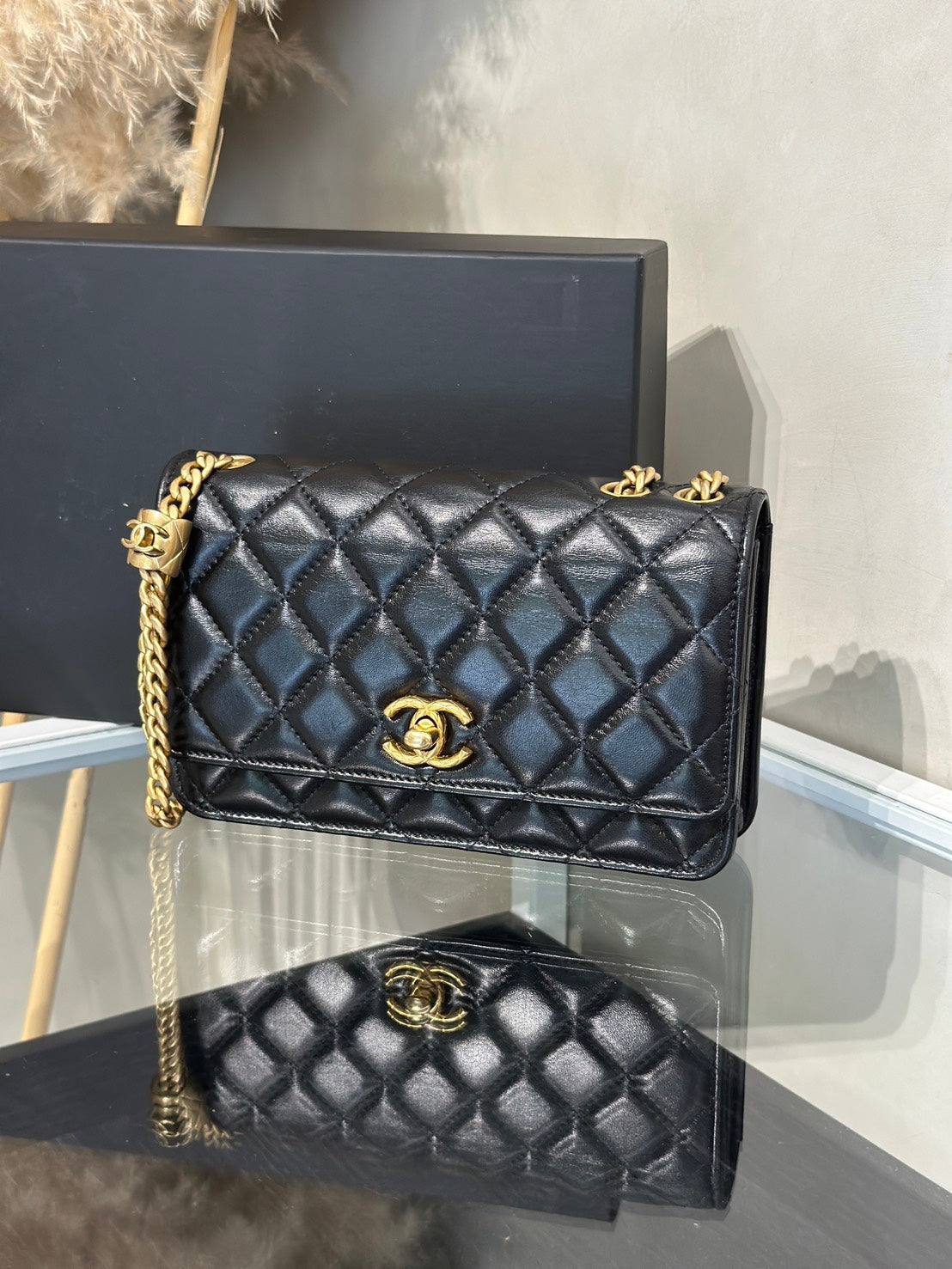 CHANEL 風衣釦小羊皮WOC - 黑金