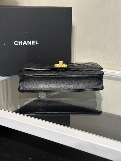 CHANEL 風衣釦小羊皮WOC - 黑金
