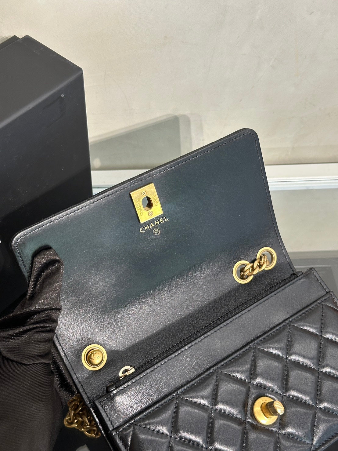 CHANEL 風衣釦小羊皮WOC - 黑金