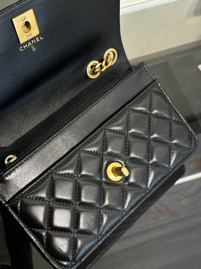 CHANEL 風衣釦小羊皮WOC - 黑金