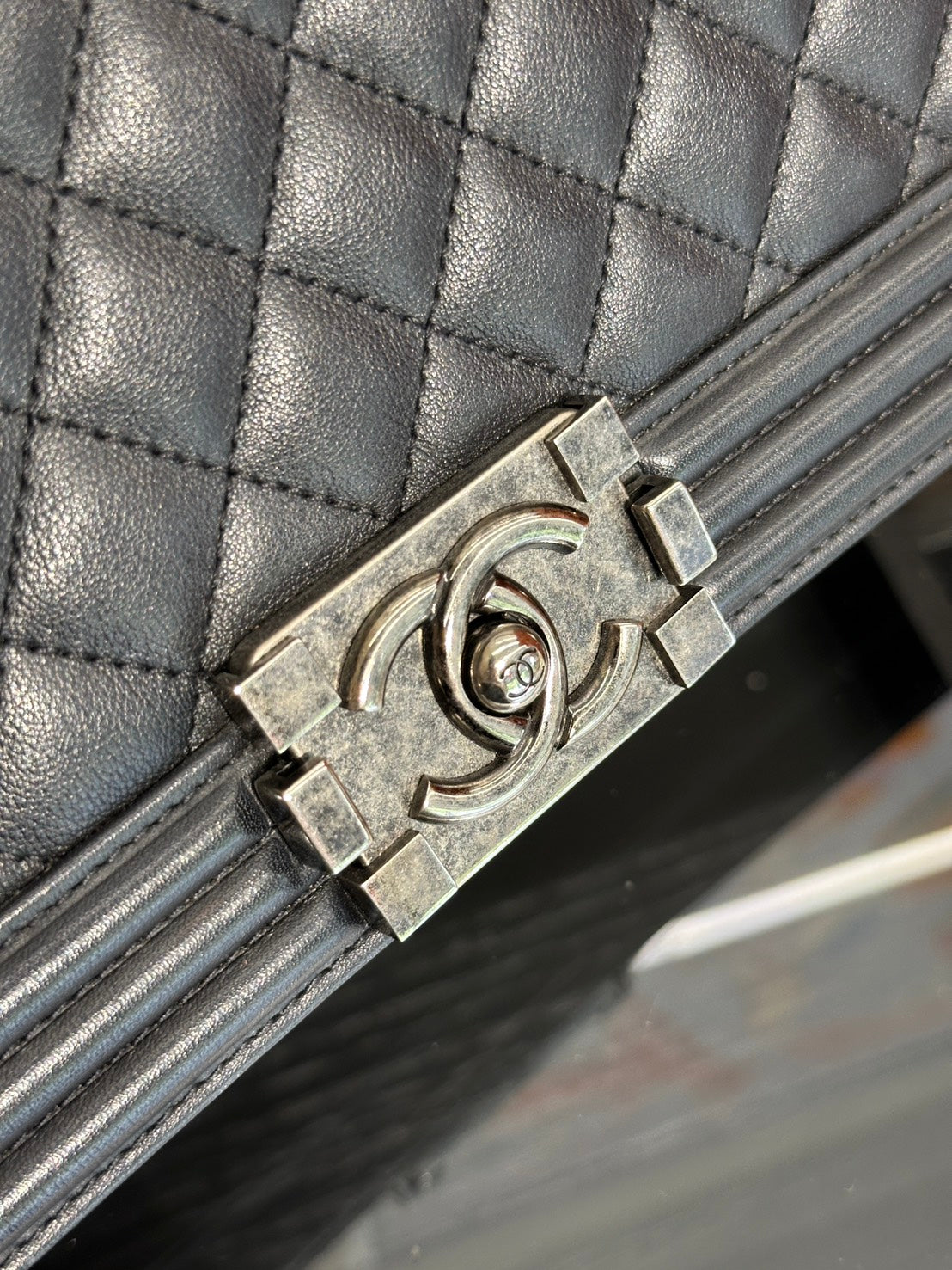 CHANEL Boy28 牛皮口蓋包 - 黑銀20開