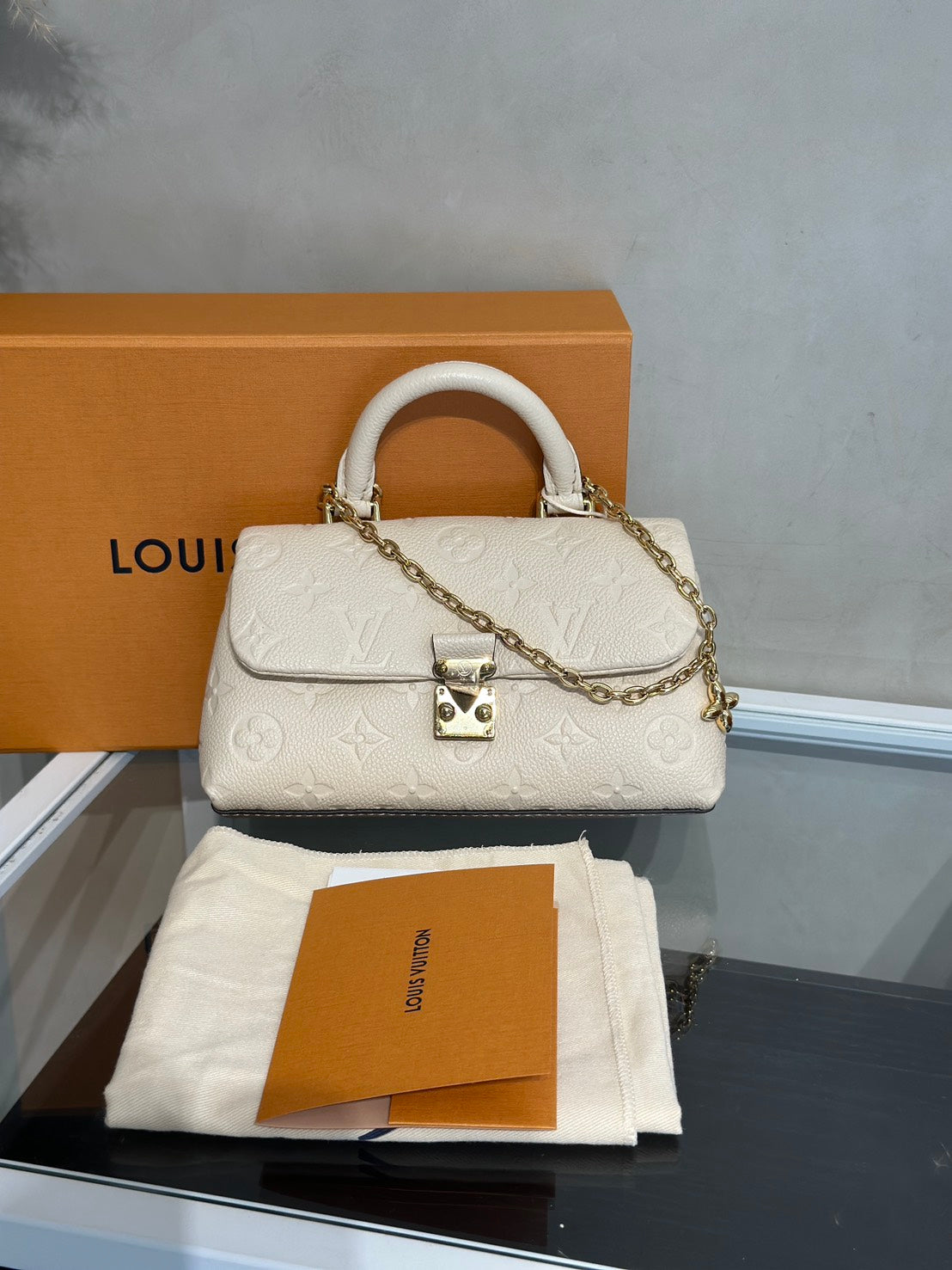 LOUIS VUITTON Nano Madeleine郵差包 - 白