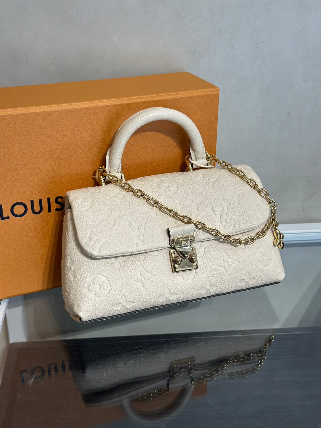 LOUIS VUITTON Nano Madeleine郵差包 - 白
