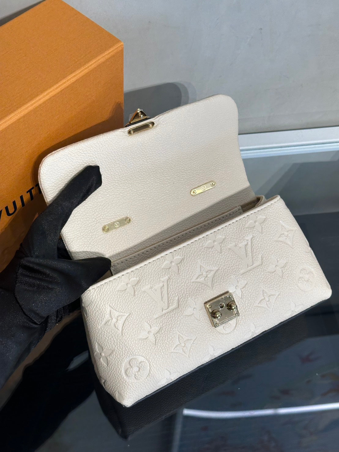 LOUIS VUITTON Nano Madeleine郵差包 - 白