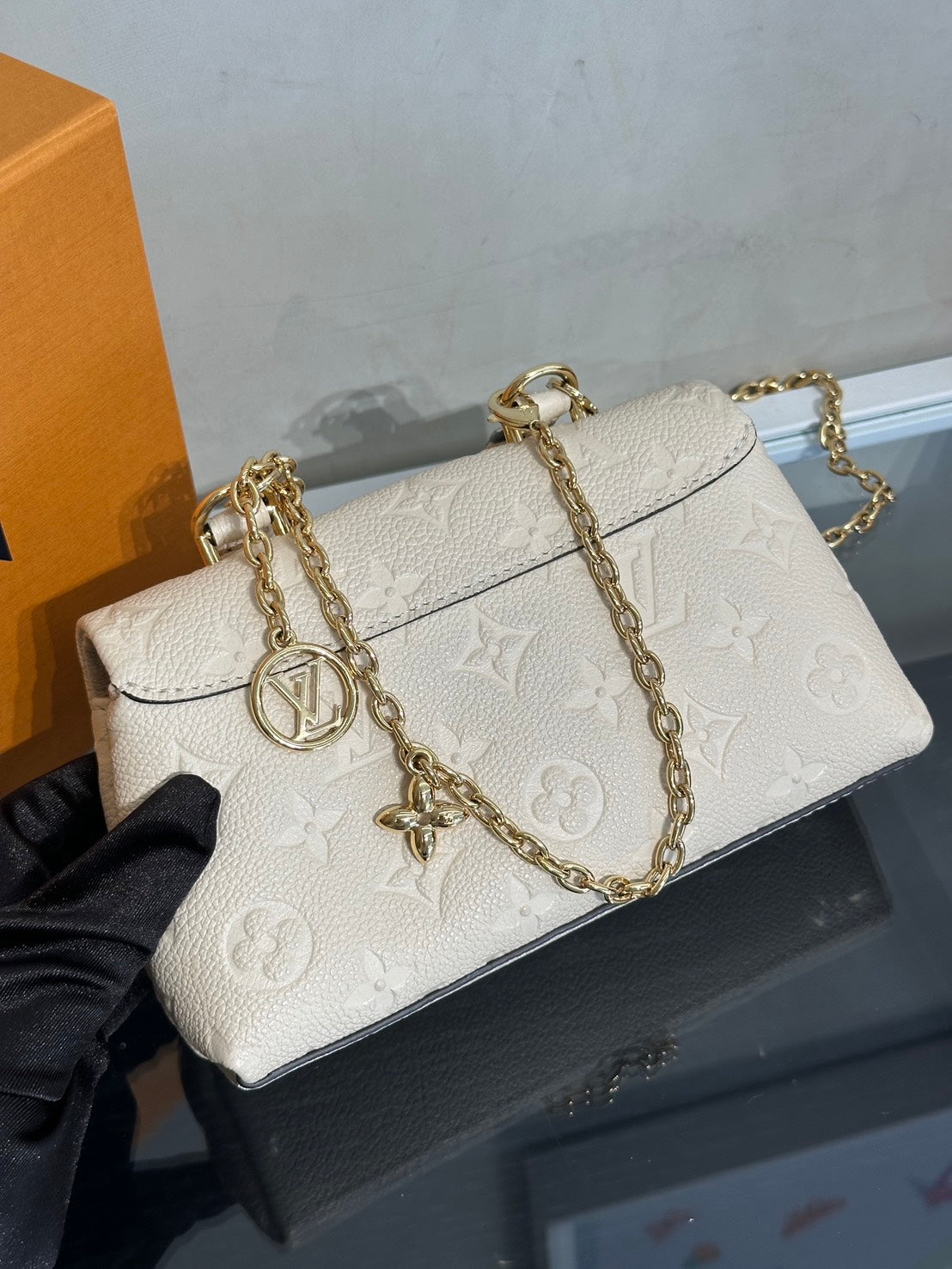 LOUIS VUITTON Nano Madeleine郵差包 - 白