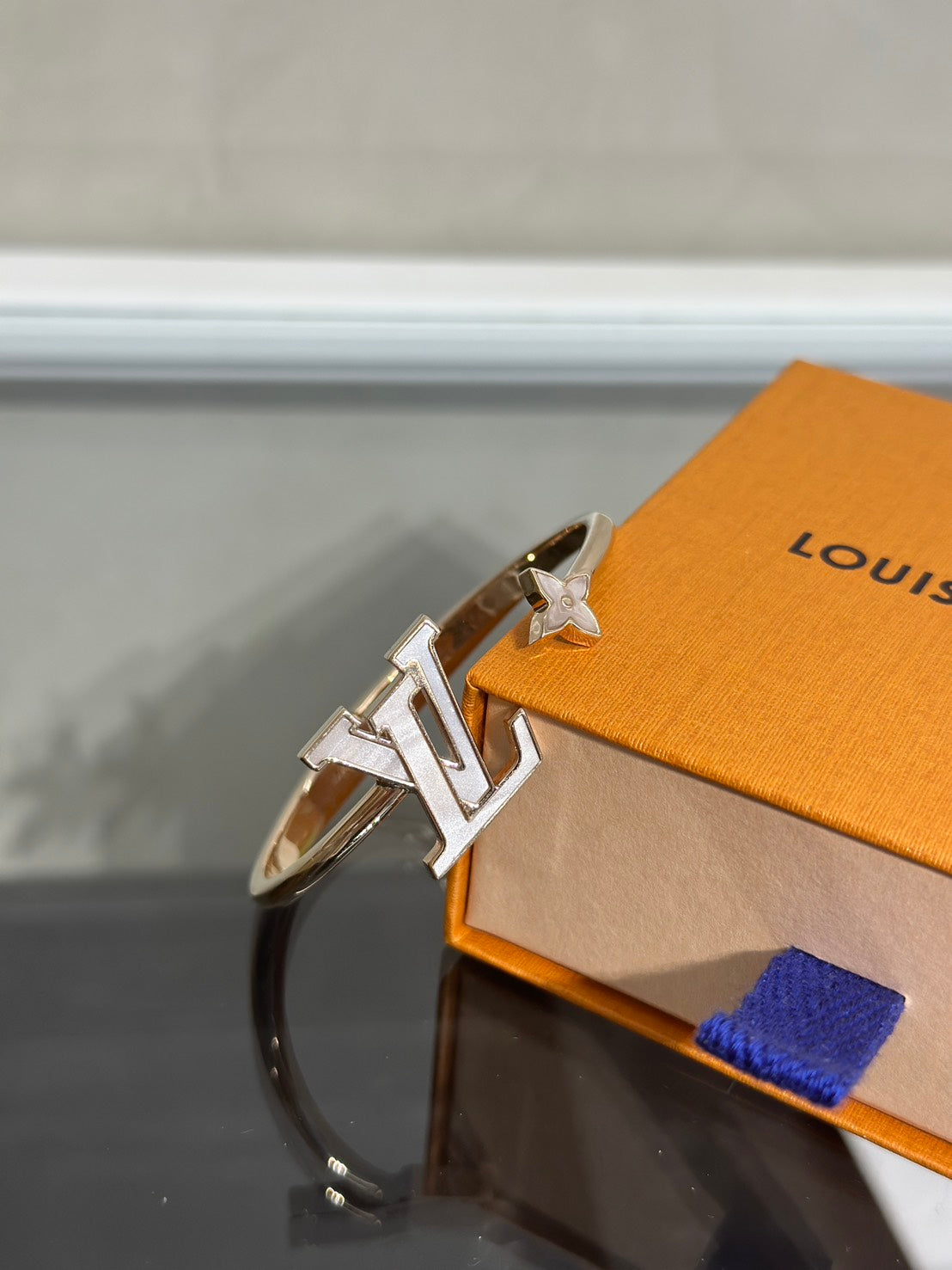 LOUIS VUITTON Lady LV Pearlescent玫瑰金手環 - S