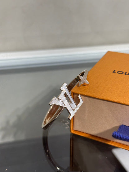 LOUIS VUITTON Lady LV Pearlescent玫瑰金手環 - S