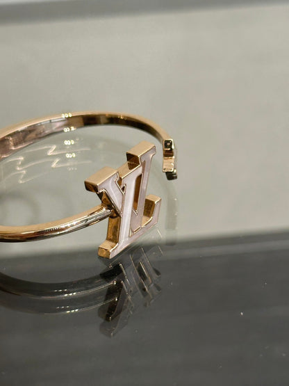 LOUIS VUITTON Lady LV Pearlescent玫瑰金手環 - S