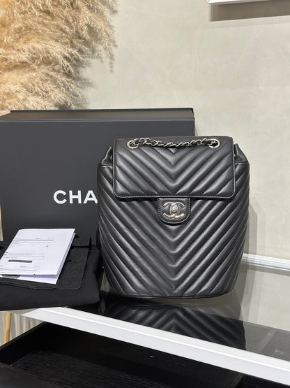 CHANEL 薩爾茨堡V紋雙肩包 - 黑銀22開