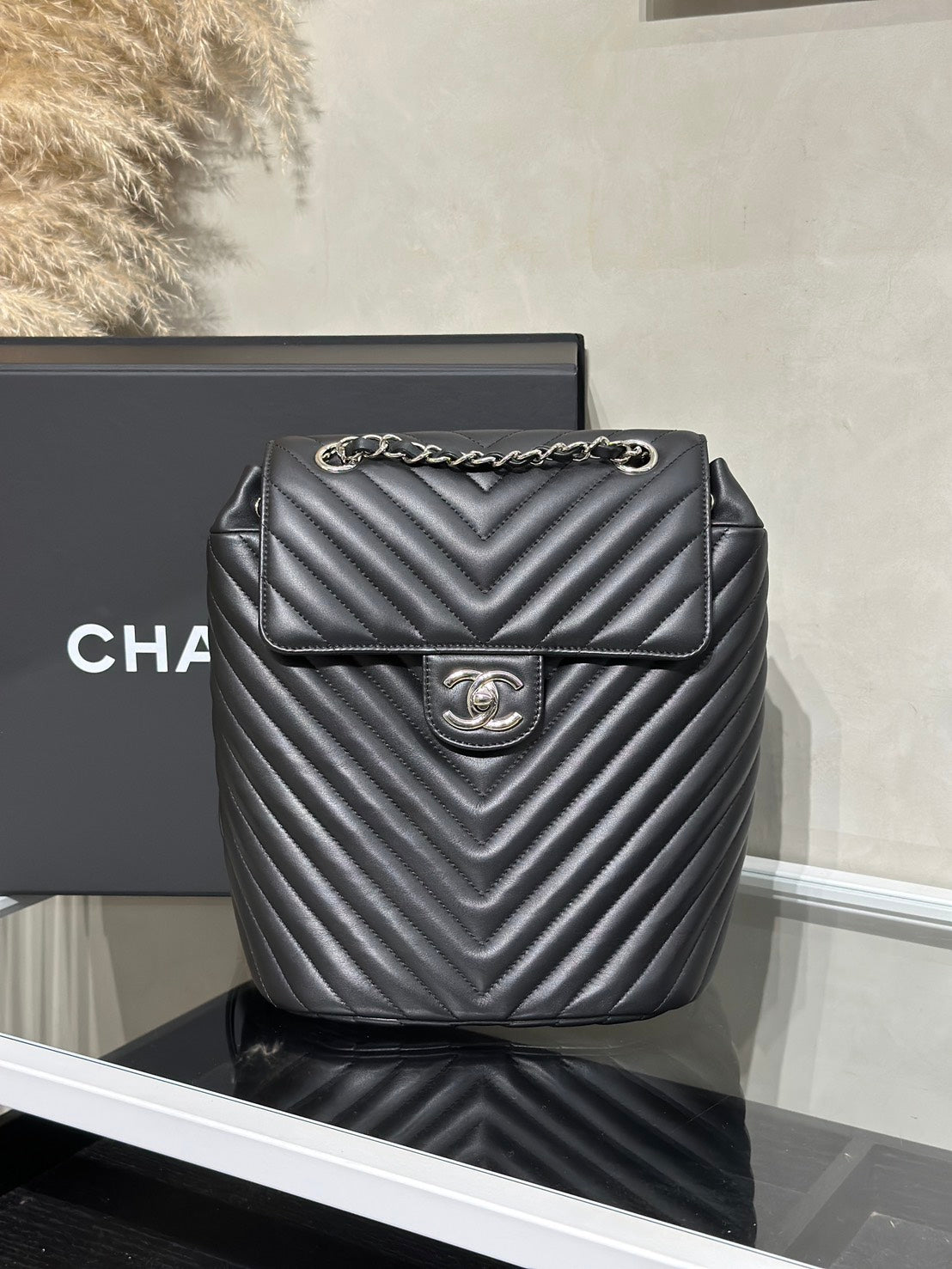 CHANEL 薩爾茨堡V紋雙肩包 - 黑銀22開
