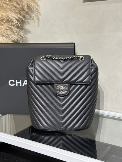 CHANEL 薩爾茨堡V紋雙肩包 - 黑銀22開