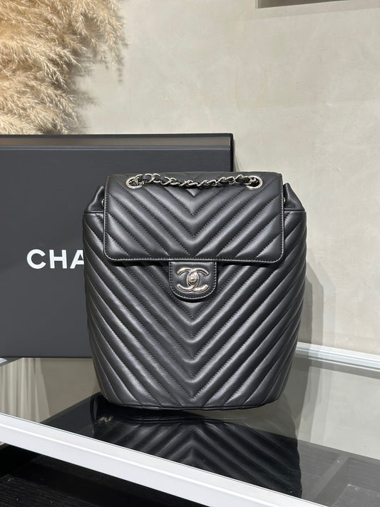 CHANEL 薩爾茨堡V紋雙肩包 - 黑銀22開