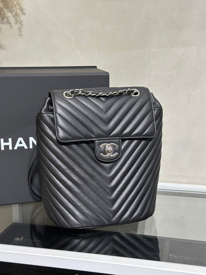 CHANEL 薩爾茨堡V紋雙肩包 - 黑銀22開