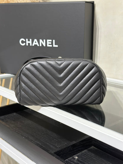 CHANEL 薩爾茨堡V紋雙肩包 - 黑銀22開
