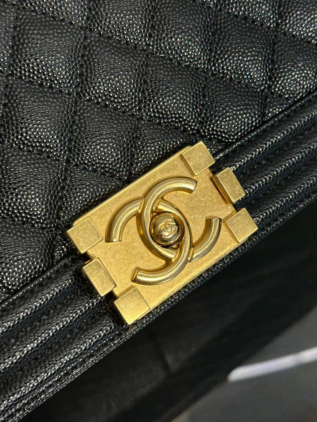 CHANEL Boy25 粒面牛皮口蓋包 - 黑金