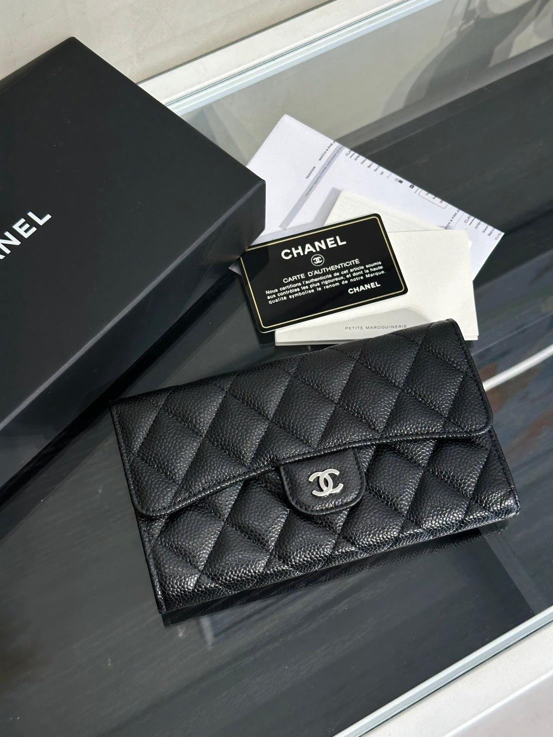 CHANEL 粒面牛皮三折長夾 - 黑銀23開