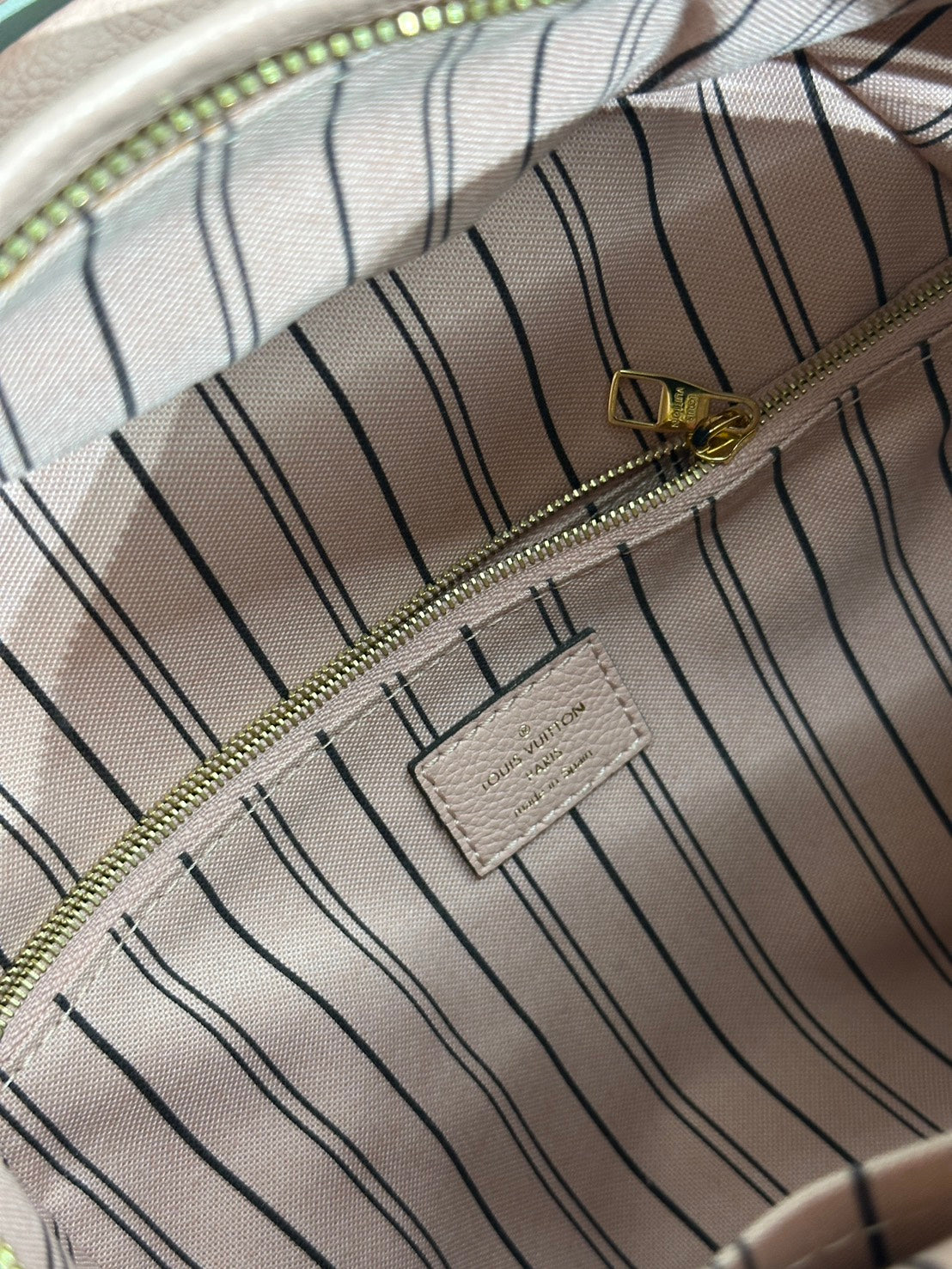 LOUIS VUITTON 壓紋牛皮後背包 - 粉