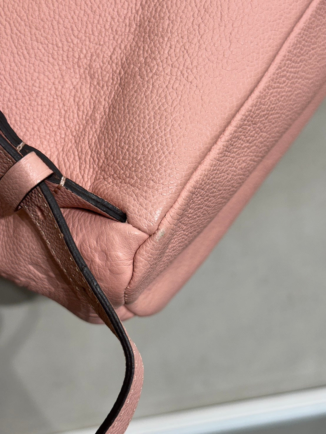 LOUIS VUITTON 壓紋牛皮後背包 - 粉
