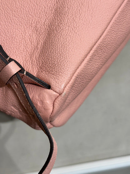 LOUIS VUITTON 壓紋牛皮後背包 - 粉