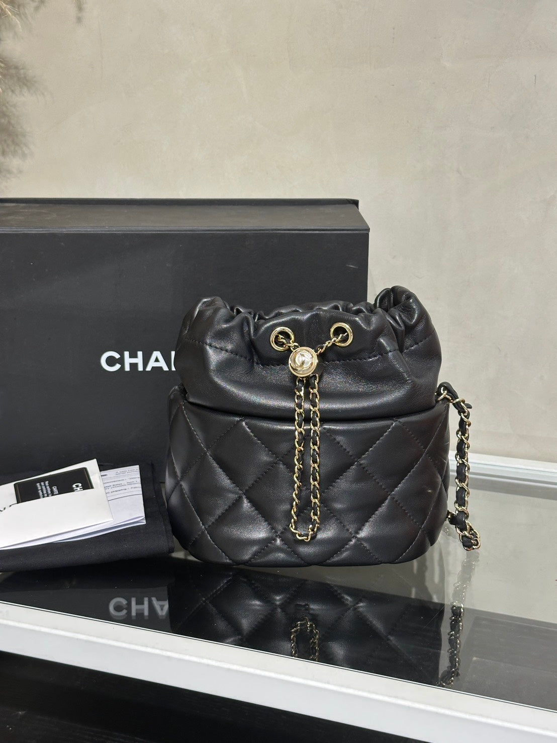 CHANEL 21S珍珠雙C束口水桶包 - 黑金31開