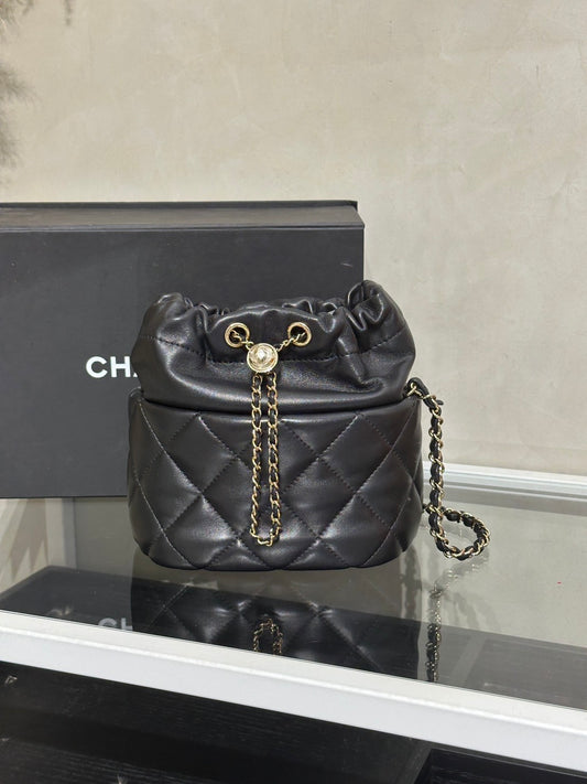 CHANEL 21S珍珠雙C束口水桶包 - 黑金31開