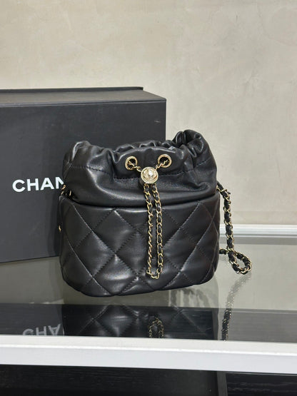 CHANEL 21S珍珠雙C束口水桶包 - 黑金31開