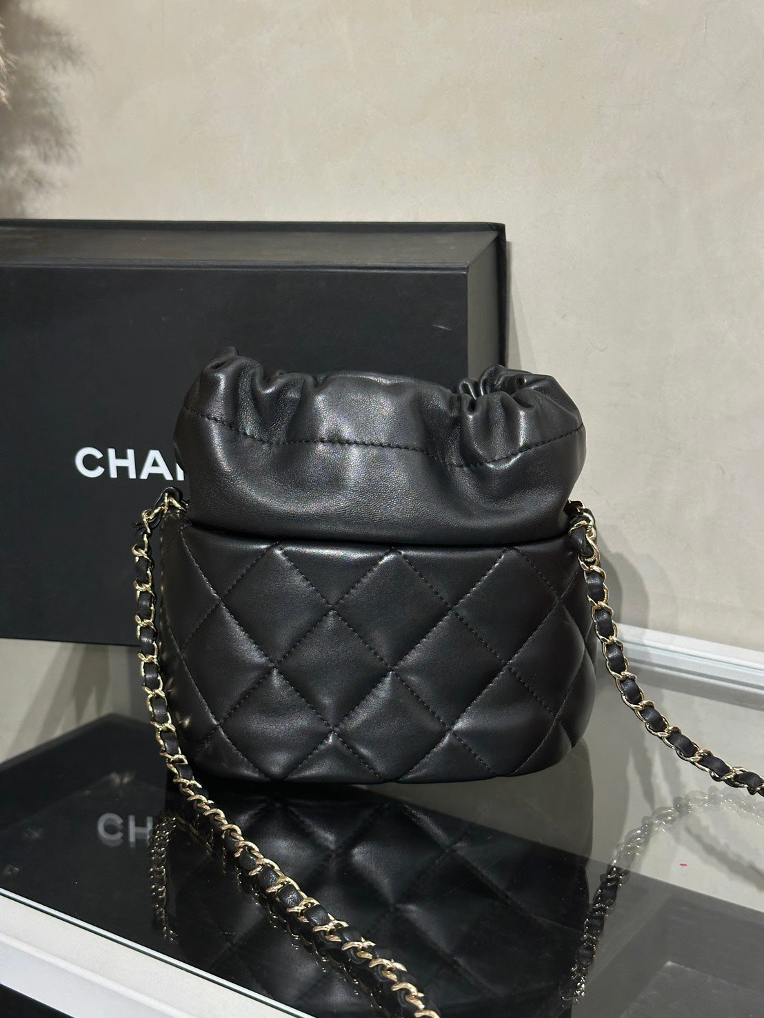 CHANEL 21S珍珠雙C束口水桶包 - 黑金31開