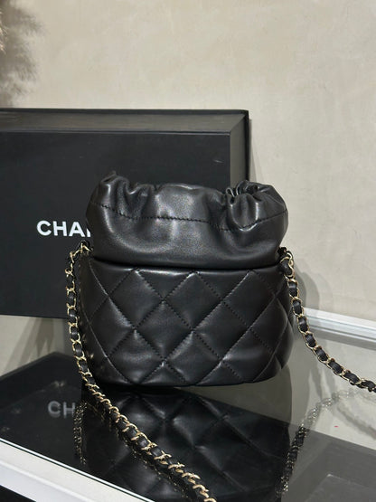 CHANEL 21S珍珠雙C束口水桶包 - 黑金31開