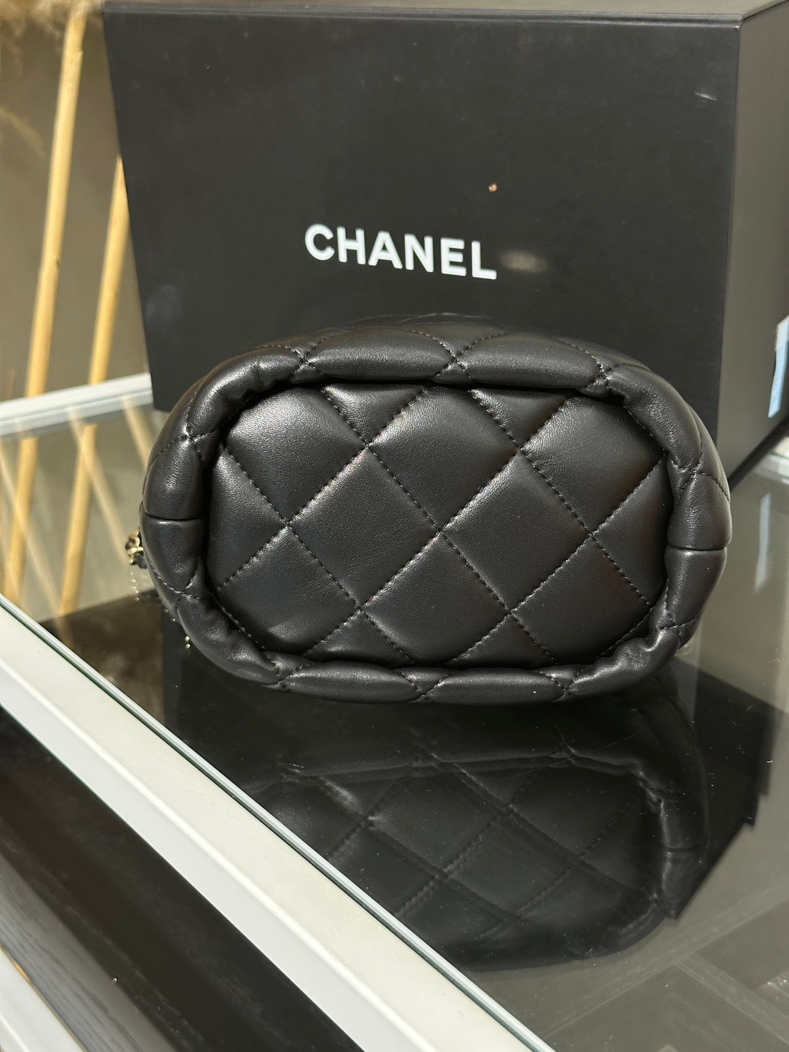 CHANEL 21S珍珠雙C束口水桶包 - 黑金31開