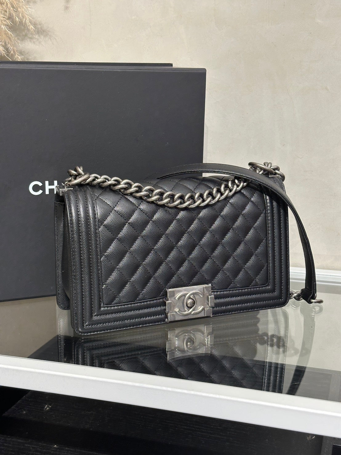 CHANEL Boy25 粒面牛皮口蓋包 - 黑銀