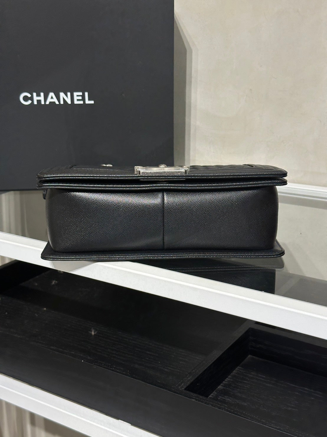 CHANEL Boy25 粒面牛皮口蓋包 - 黑銀